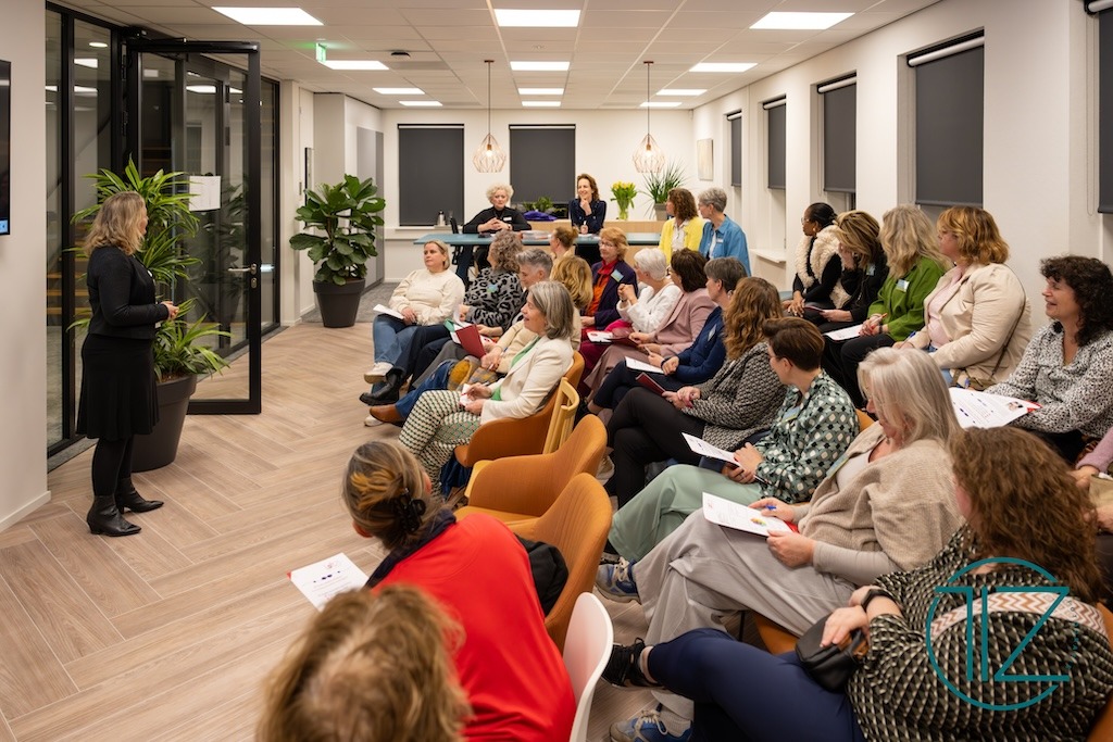 Samantha Nell - Wulf geeft onderneemsters nivo-nh vleugels Samantha van Loft25 geeft onderneemsters nivo-nh vleugels na ALV