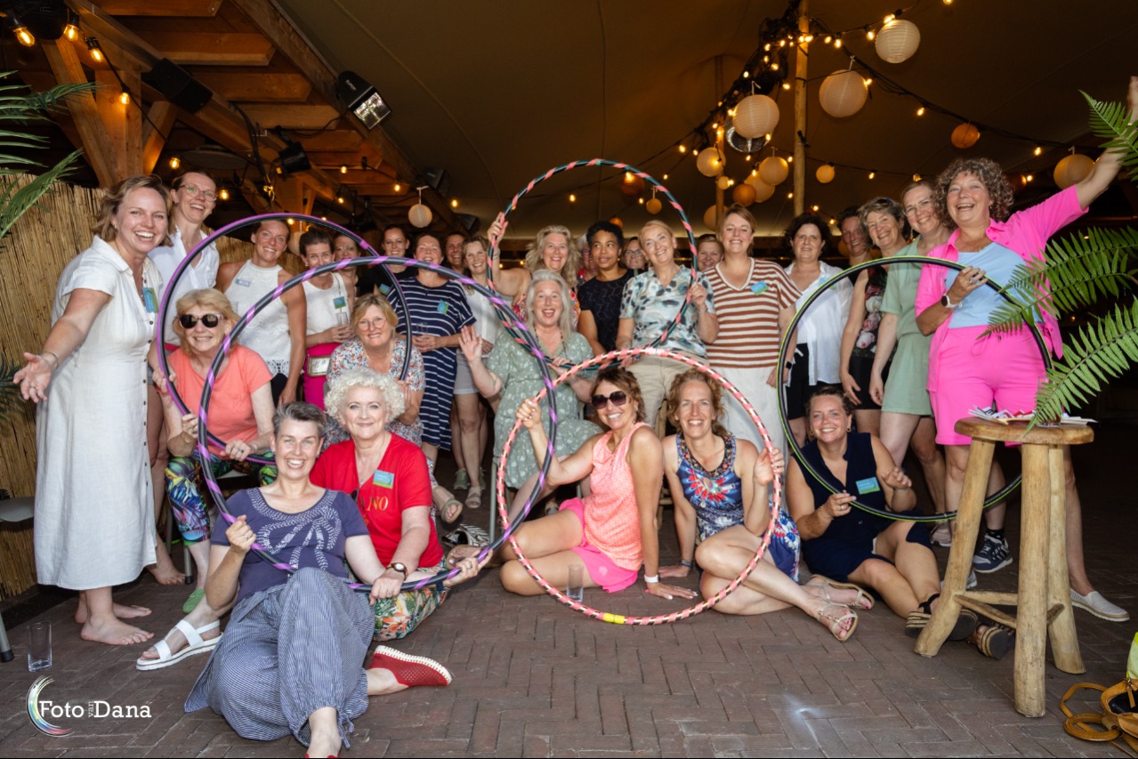 Hoelahoepen bij de Hooghe Heeren Ondernemend vrouwennetwerk NIVO hoelahoepend de zomer in