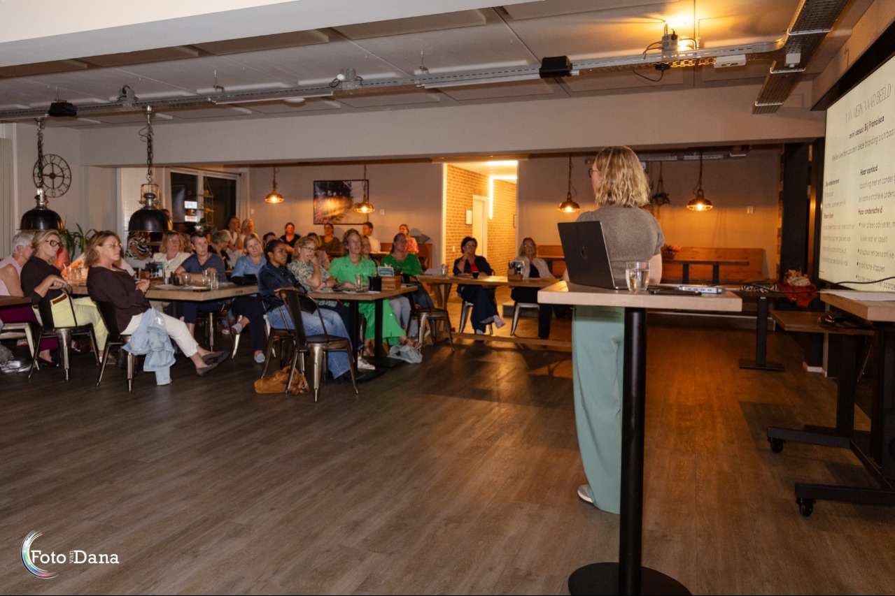 Zichtbaar jezelf, een masterclass onder leiding van Ilona van der Zouw Zichtbaar jezelf, een masterclass onder leiding van Ilona van der Zouw